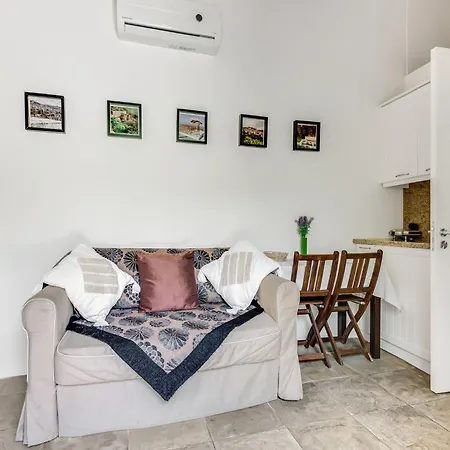 Sanders Arsorama Apartment